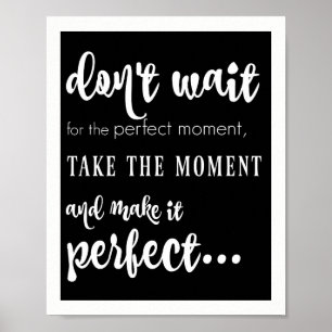 wacht niet op het perfecte moment (zwart wit) poster