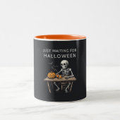 Wachten op Halloween Mok | Grappig skelet (Center)