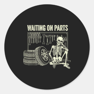 Wachtend op onderdelen Skelet auto reparatie monte Ronde Sticker