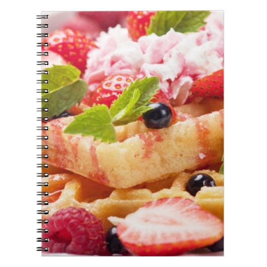 Wafeltaart met verse bessenfruit notitieboek (Voorkant)