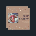 Waffer Augmente Et Brille Invitation Anniversaire<br><div class="desc">Lève gaufre et brillante invitation à l'anniversaire doux design charmant avec la photo gaufre en couleur marron comme cadeau pour votre ami et famille dans votre fête d'anniversaire.</div>