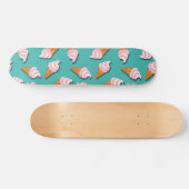 Waffle-kegels, ijs en bevroren yoghurtpatroon skateboard (Horizontaal)