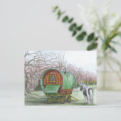 Wagon tzigane et carte postale (Debout devant)