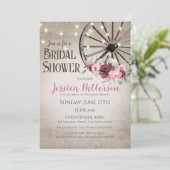 Wagon Wheel and Lights Rustic Barn Wood Invitation (Debout devant)
