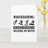 Wakeboarder wakeboarden die op watergolf lopen kaart (Gele Bloem)