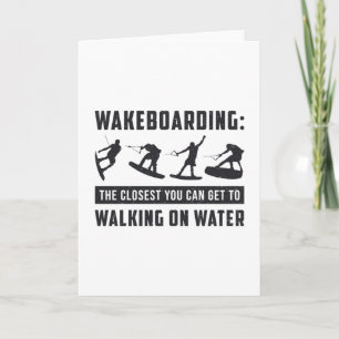 Wakeboarder wakeboarden die op watergolf lopen kaart