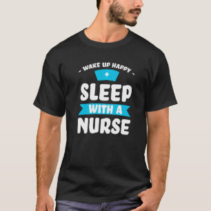 wakker worden van een vrolijke slaap met een verpl t-shirt