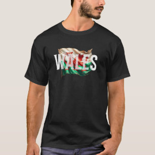Wales zwaait met gescheurde Welshe vlag T-shirt