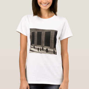 Wall Street (door Paul Strand, 1915) T-shirt