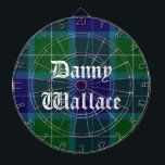 Wallace Tartan Plaid Cible de flechettes personnal<br><div class="desc">Grande carte de fléchette personnalisée faite dans le traditionnel plateau écossais Wallace bleu,  vert et blanc. Le texte blanc à l'ancienne est prêt à être personnalisé pour vous-même ou comme une idée cadeau formidable.</div>