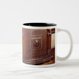 Walnut Sideboard, Lyonnais School Tweekleurige Koffiemok