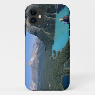 Wandelaar met uitzicht op turkooiskleurig meer iPhone 11 hoesje