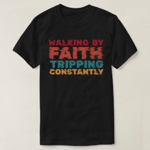 Wandelen door geloof struikelt voortdurend t-shirt