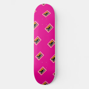 Wandelende Dame In Zwart Heet Roze Skateboard