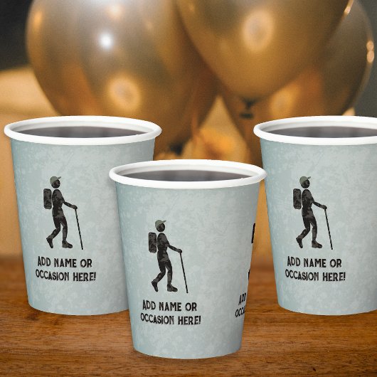 Wandelthema met wandelaar en eigen aangepaste teks papieren bekers