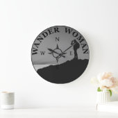 wander vrouw wandelend grote klok (Huis)