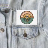 WanderSoul Co. – Retro Reis Logo Knop Button (Insitu)