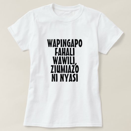 Wanneer twee stieren vechten, is het het gras dat  t-shirt (Design voorkant)