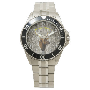 Wapitihert op een achtergrond van rustig hout horloge