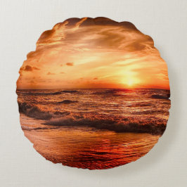 Warm gouden Sinaasappel zonsondergang boven de oce Rond Kussen