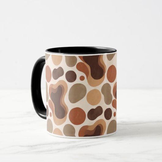 Warm Neutral Abstract Mug – Modern Organic Pattern Mok (Voorkant links)