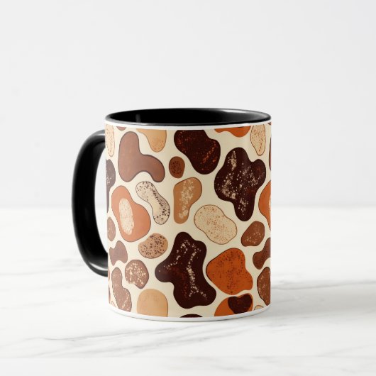 Warm Neutral Abstract Mug – Modern Organic Pattern Mok (Voorkant links)