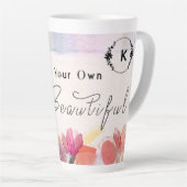 Warm Tulips en Butterfly Quote, aangepast monogram Latte Mok (Rechterhoek)