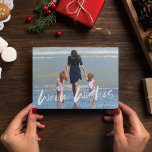 Warm Warm Beach Carte de Noël<br><div class="desc">Carte de voeux de Noël dans un design photo "voeux chaleureux" inspiré de la plage. Customisé avec votre photo et le nom de votre famille. Cette carte de Noël de plage revient à une bande marine bleue et blanche sur le dos.</div>