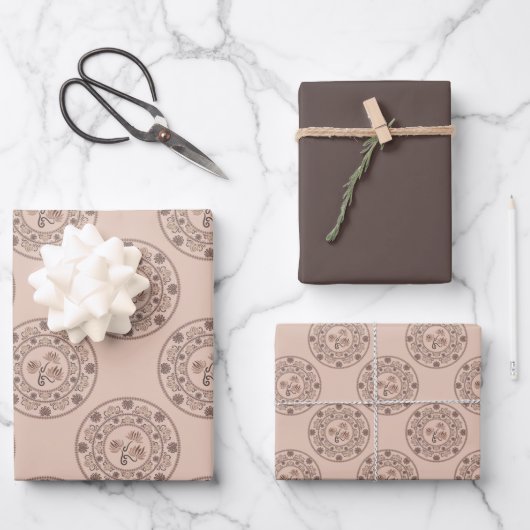 Warme Mocha Rococo Revival Lotus Polka Dot Mandala Inpakpapier Vel (Voorkant)