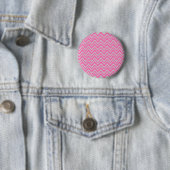 Warme roze en grijze zigzag patroon ronde button 5,7 cm (In situ)