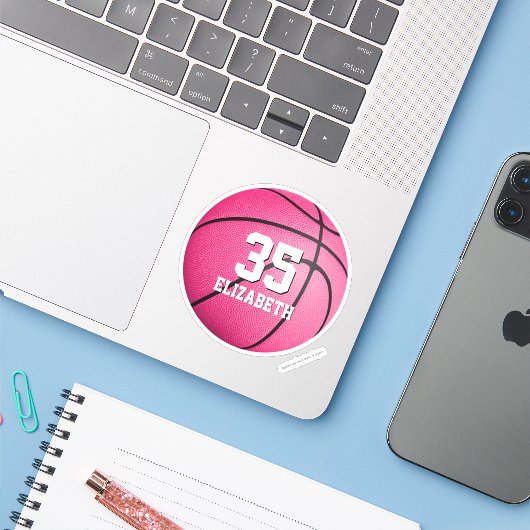 warme roze meiden basketbal gepersonaliseerd in ee sticker (Laptop met iPhone)