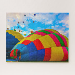 Warmluchtballon die de puzzel van de puzzel opblaa