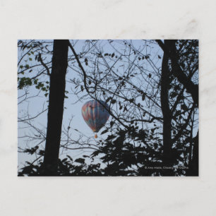 Warmluchtballon door bomen briefkaart