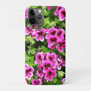 warmroze geraniumbloemen die op een Struik groeien iPhone 11 Pro Hoesje