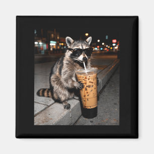 Wasbeer drinkt ijskoude koffie grappig dier meme m magneet