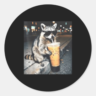Wasbeer drinkt ijskoude koffie grappig dier meme m ronde sticker