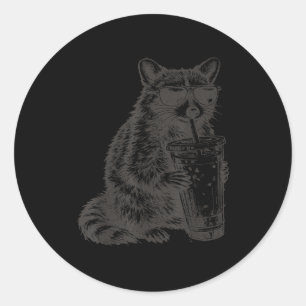 Wasbeer drinkt ijskoude koffie grappig voor mannen ronde sticker