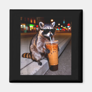 Wasbeer drinkt ijskoude koffie grappige dier meme magneet