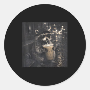 Wasbeer drinkt ijskoude koffie Grappige dier meme Ronde Sticker