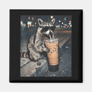 Wasbeer drinkt ijskoude koffie grappige dieren mem magneet