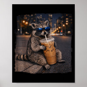 Wasbeer drinkt ijskoude koffie grappige dieren mem poster