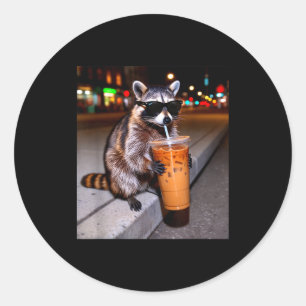 Wasbeer drinkt ijskoude koffie grappige dieren mem ronde sticker