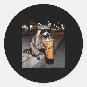 Wasbeer drinkt ijskoude koffie grappige dieren mem ronde sticker