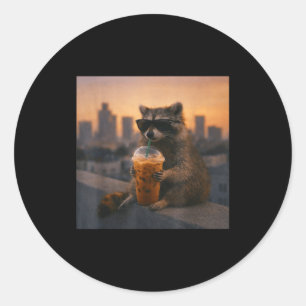 Wasbeer drinkt ijskoude koffie grappige dieren mem ronde sticker