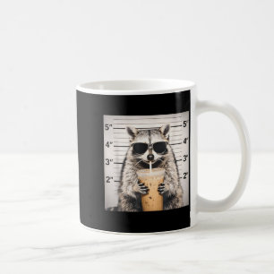 Wasbeer drinkt ijskoude koffie grappige mugshot di koffiemok