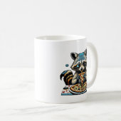 Wasbeer eet pizza koffiemok (Voorkant rechts)