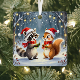 Wasbeer en eekhoorn hangen kerstverlichting metalen ornament