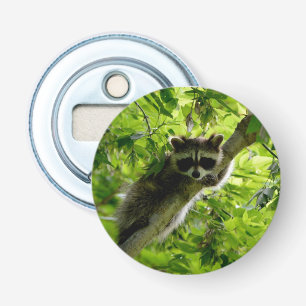 Wasbeer in groene boom Cute grijs gemaskerde wasbe Button Flesopener