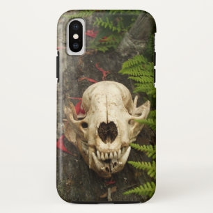 Wasbeer schedel op oud log met varens en rode bloe iPhone x hoesje