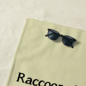 Wasberen lieten voetafdrukken achter op mijn hart strandlaken (In situ)